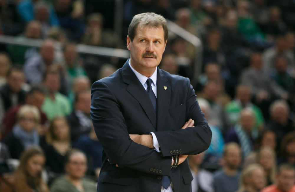 九游体育-TES带队取胜！，科维托娃重要时刻战术调整观众掌声雷动(tes二队打野方哲宇)